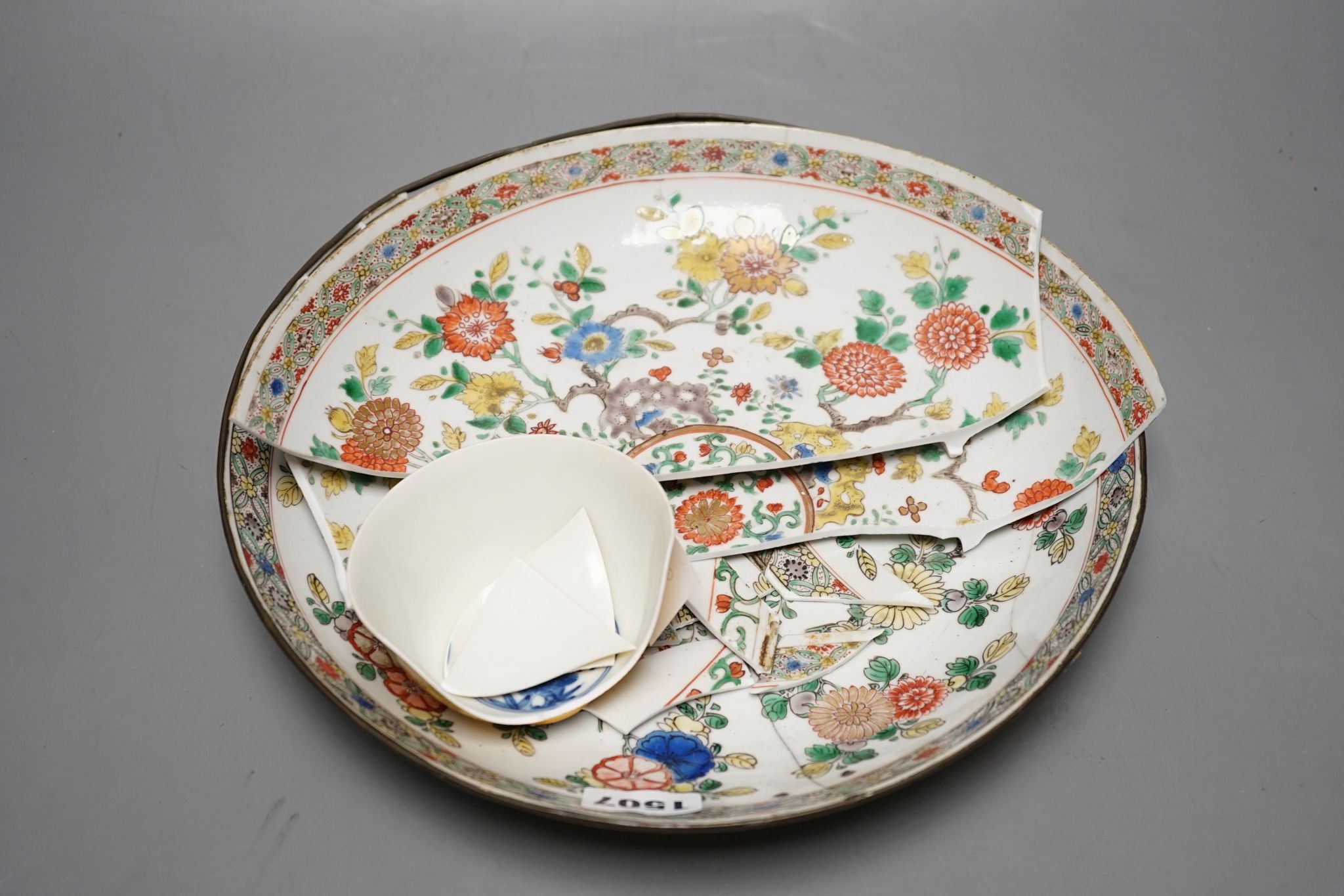 A pair of Chinese famille verte dishes, Kangxi, 28cm., and a yellow glazed cup - a.f.